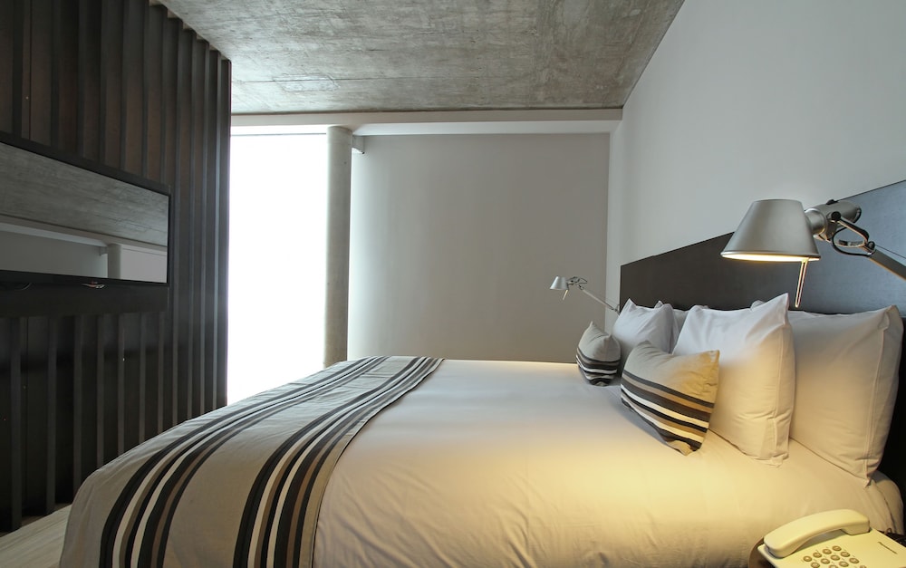 Room, 1 Queen Bed, Corner thumbnail 5