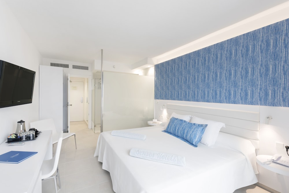 Room with frontal view of the sea (Panoramic Building)