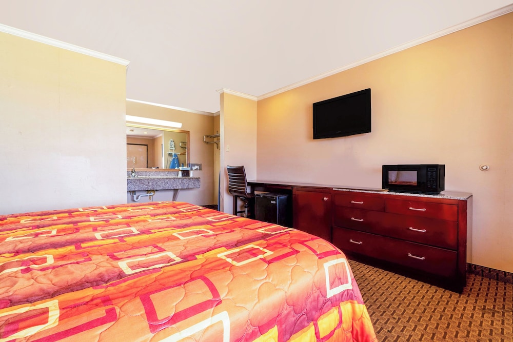 Standard Room, 1 King Bed, Smoking photo 2