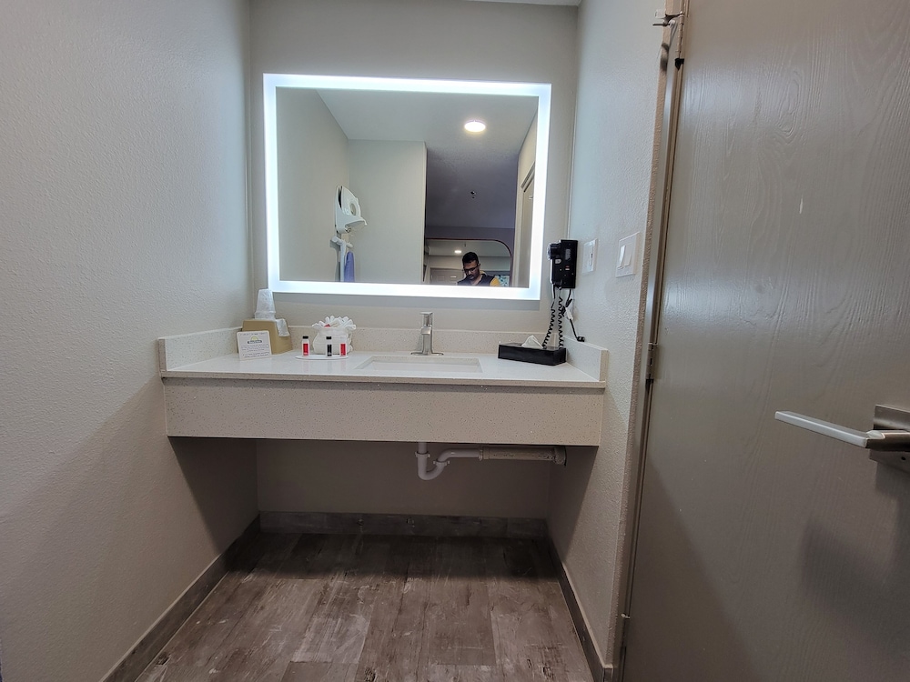 Standard Room, 1 King Bed - Photo 4