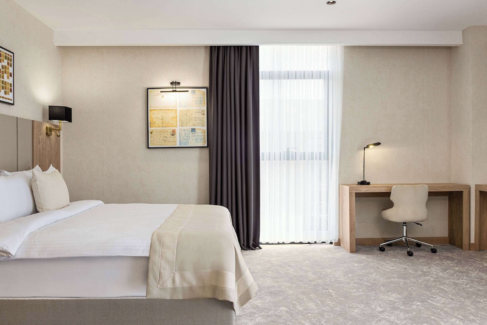 Executive Room, 1 King Bed, City View - Photo 1