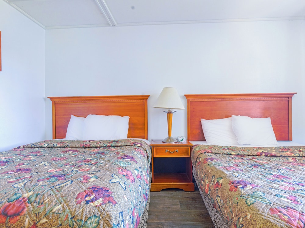 Room, 2 Queen Beds, Non Smoking photo 2
