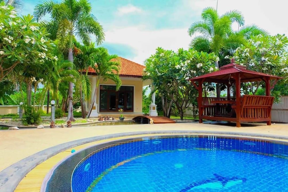 4-Bedroom with Private Pool photo 2