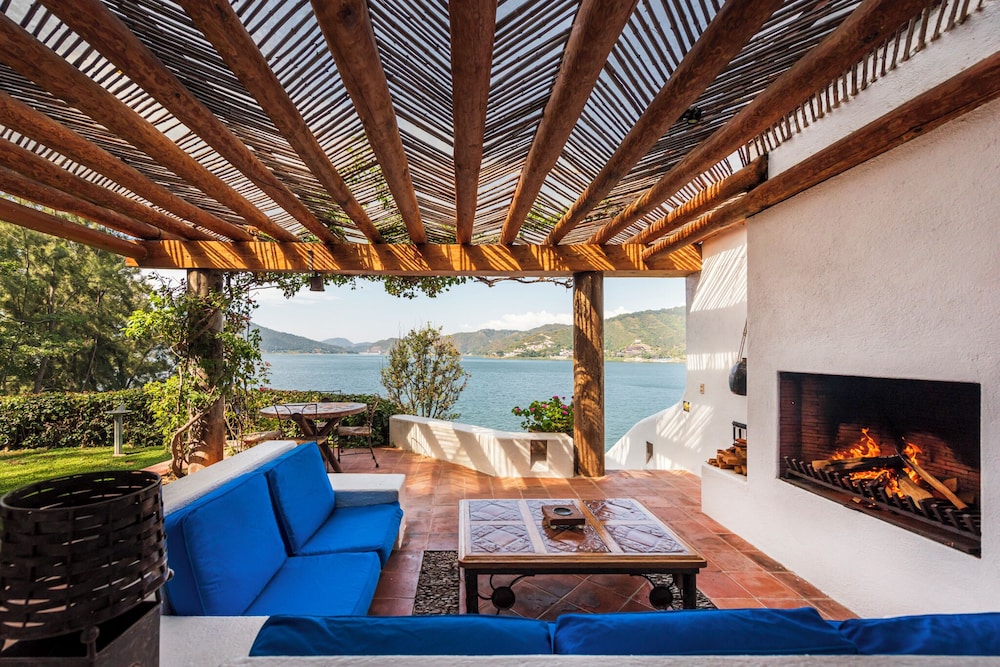 Luxury House, 6 Bedrooms, Private Pool, Lake View