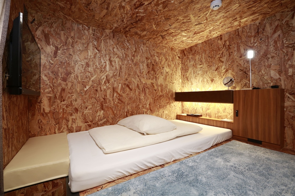 Deluxe Cabin, Men only