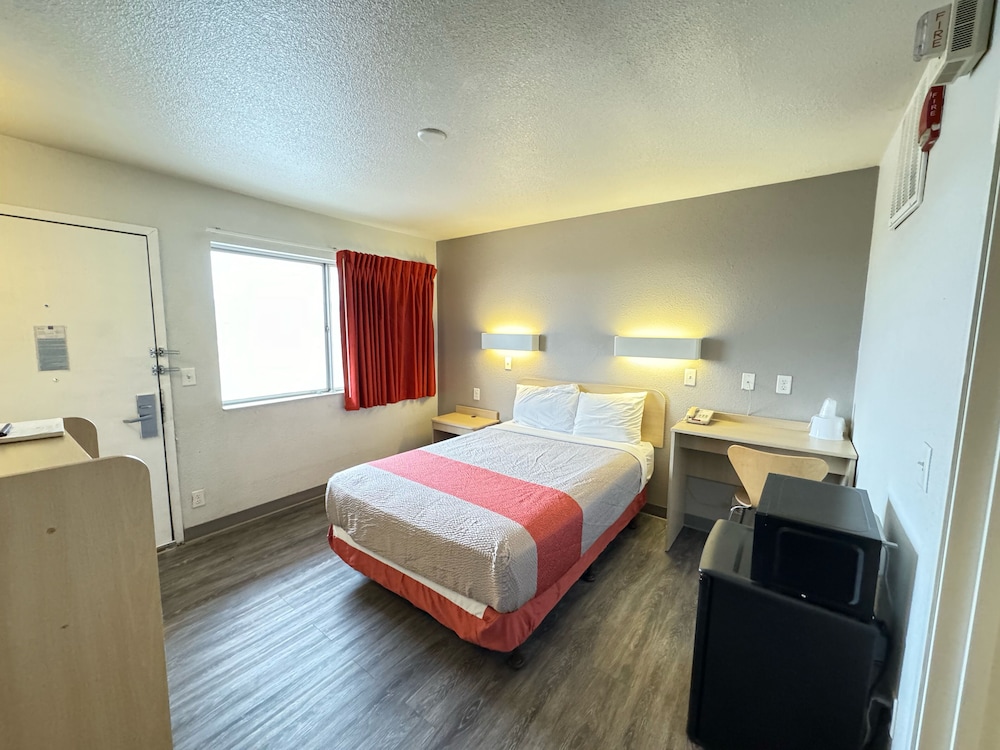 Standard Room, 1 Double Bed, Accessible, Non Smoking photo 3