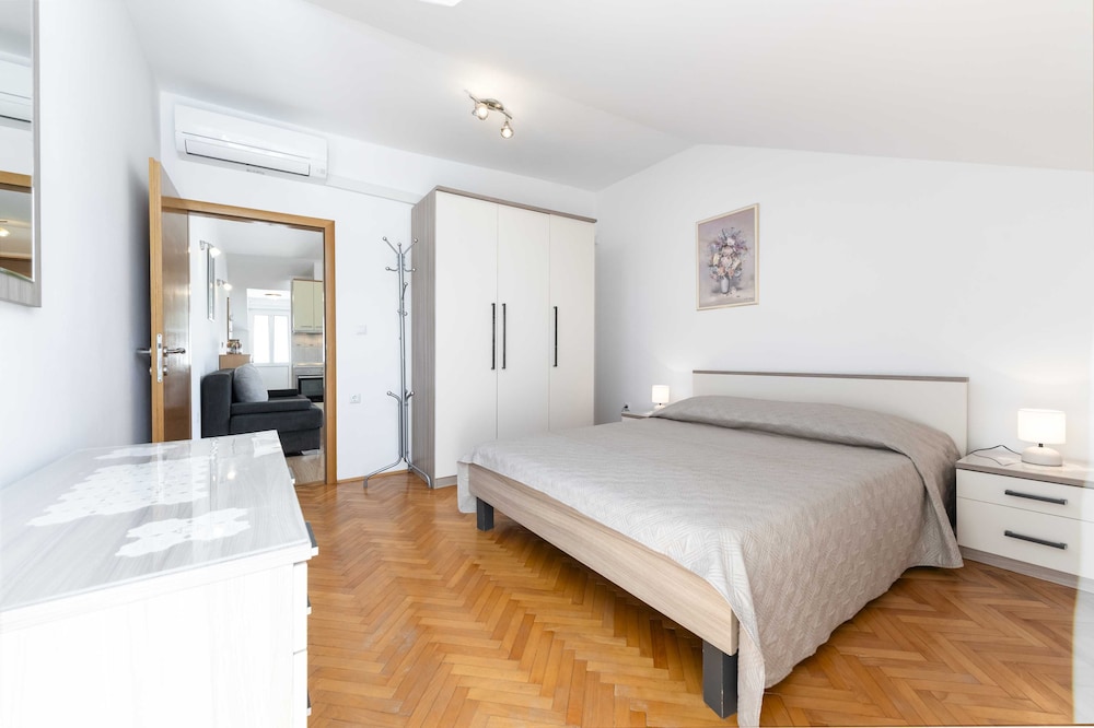 Apartment (One Bedroom Apartment with Balcony an)
