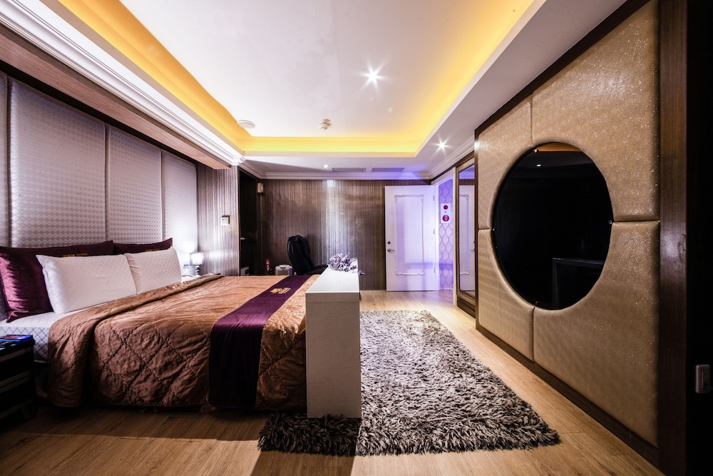 Premium Room, 1 King Bed, Non Smoking photo 2