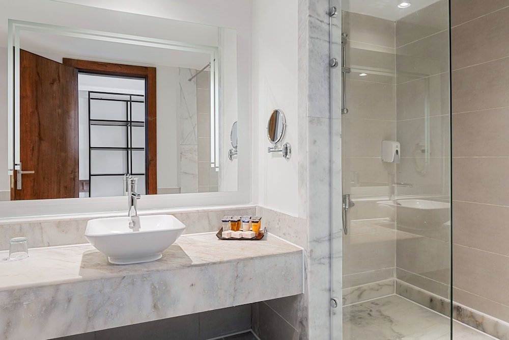 Deluxe Double or Twin Room, Sea View thumbnail 5