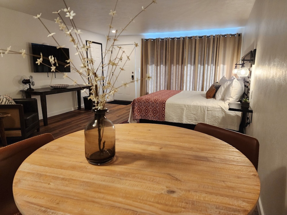 Room, 1 King Bed with Sofa bed, Kitchenette photo 1
