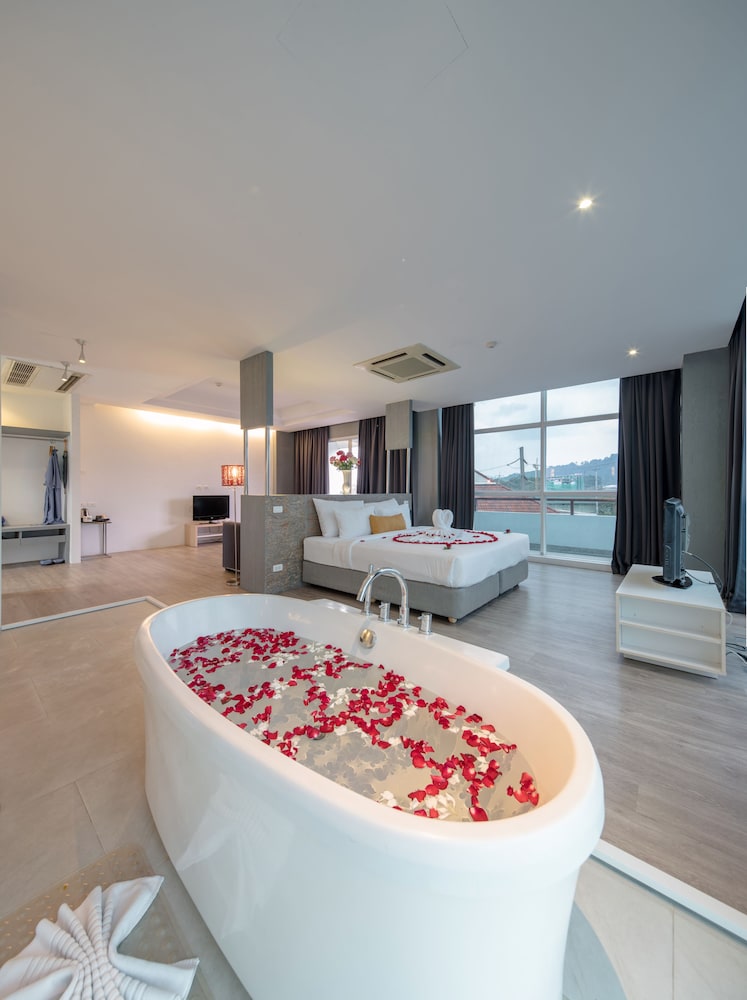 Honeymoon Suite with Balcony - Photo 9