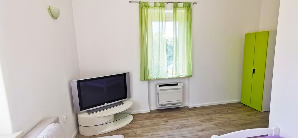 Room, 2 Twin Beds, Shared Bathroom, City View