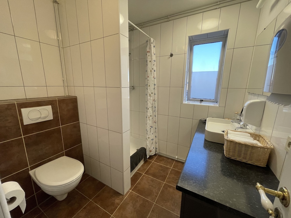 Family Room, Shared Bathroom photo 3