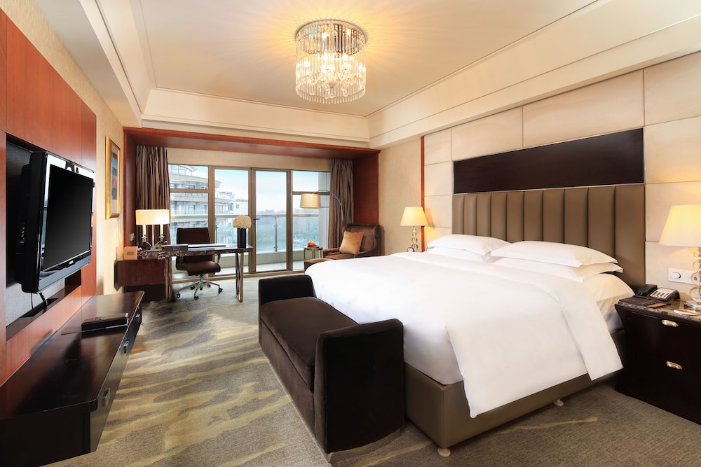 Executive Room, 1 King Bed, Non Smoking, Lake View