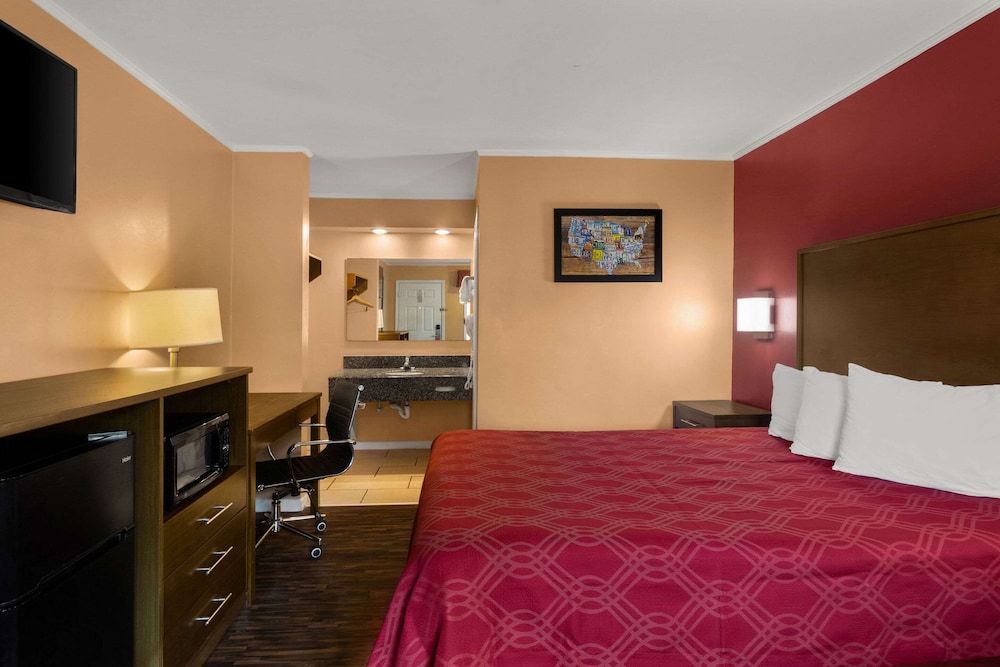 Standard Room, 1 Queen Bed, Non Smoking photo 1
