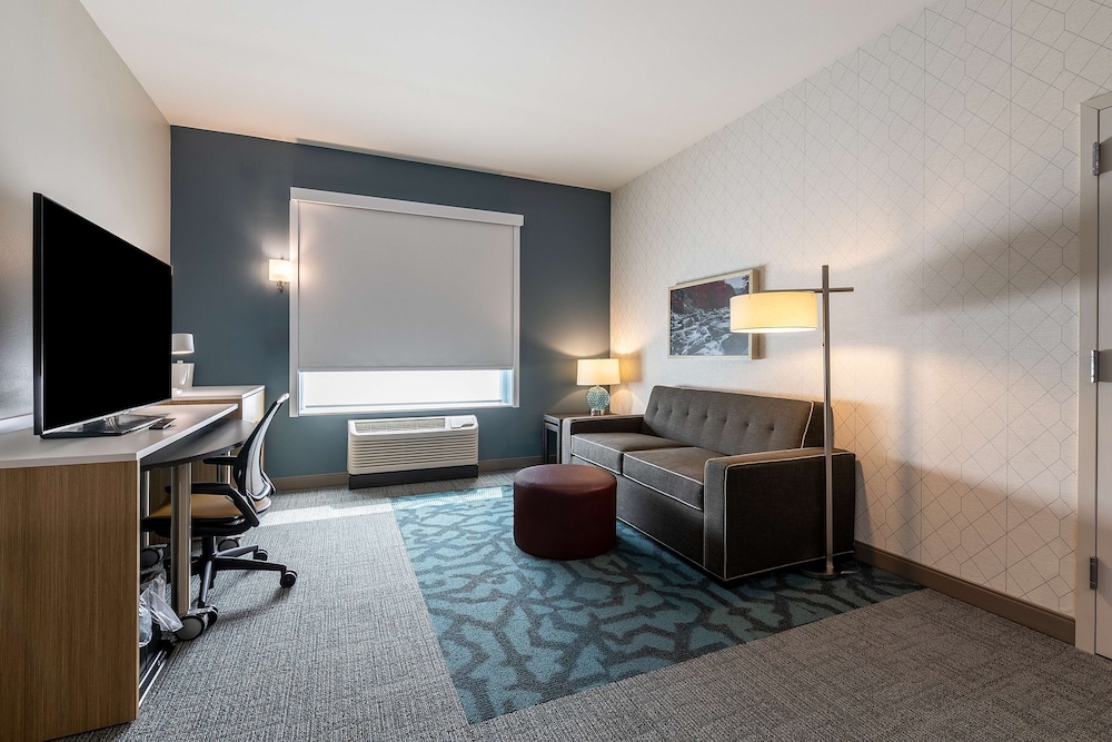Suite, 1 King Bed, Accessible, Bathtub - Photo 4