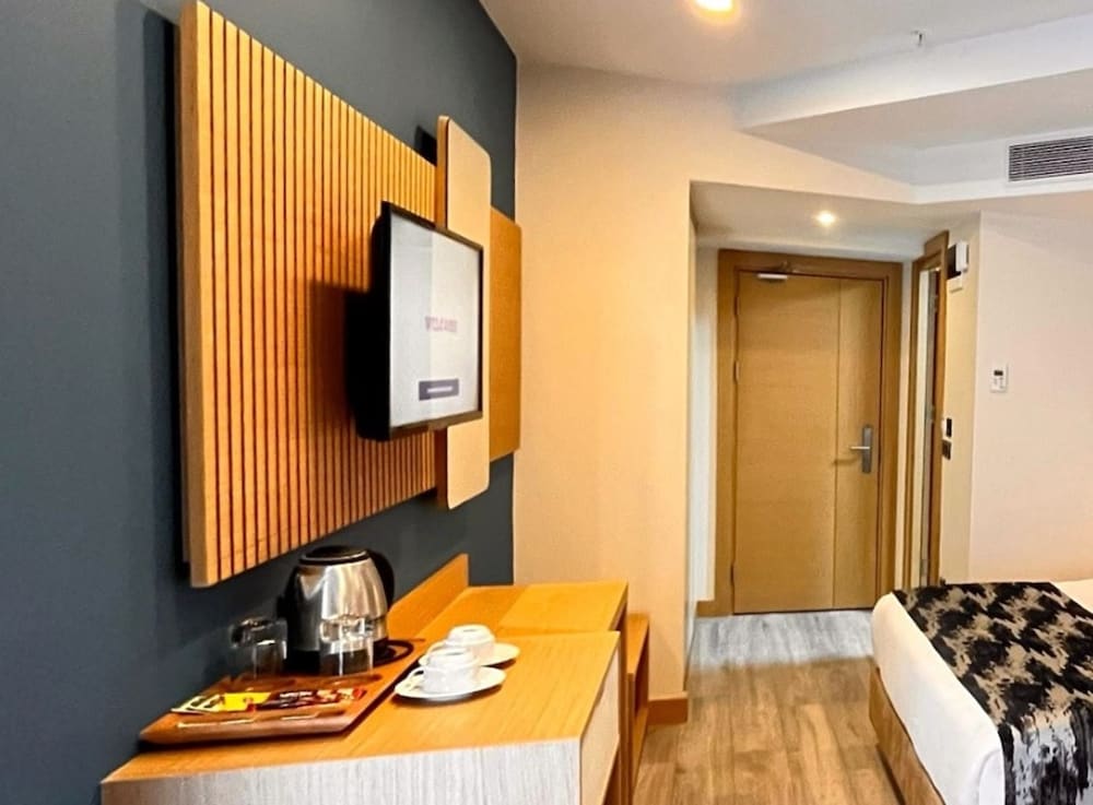 Economy Triple Room photo 2