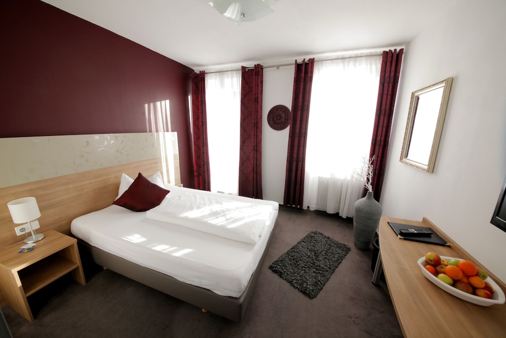 Single Room, 1 Queen Bed