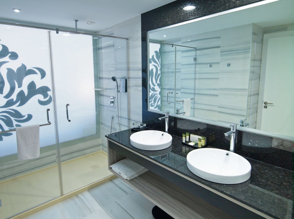 Double Room, Balcony, Partial Sea View - Photo 2