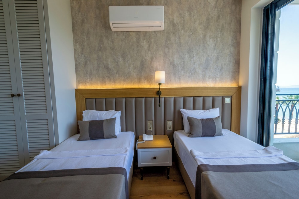 Twin Room, 2 Twin Beds, Non Smoking, Sea View photo 2