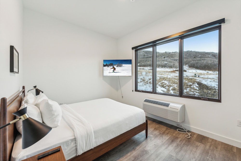Condo, 1 Bedroom, Kitchen, Slope side photo 2