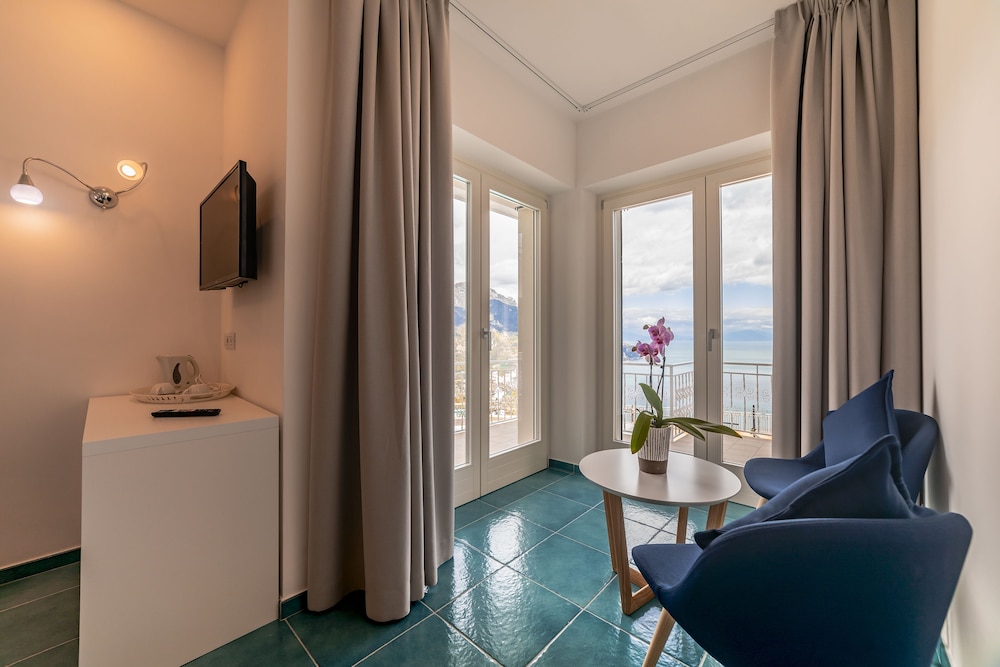 Junior Studio Suite, 1 King Bed, Sea View
