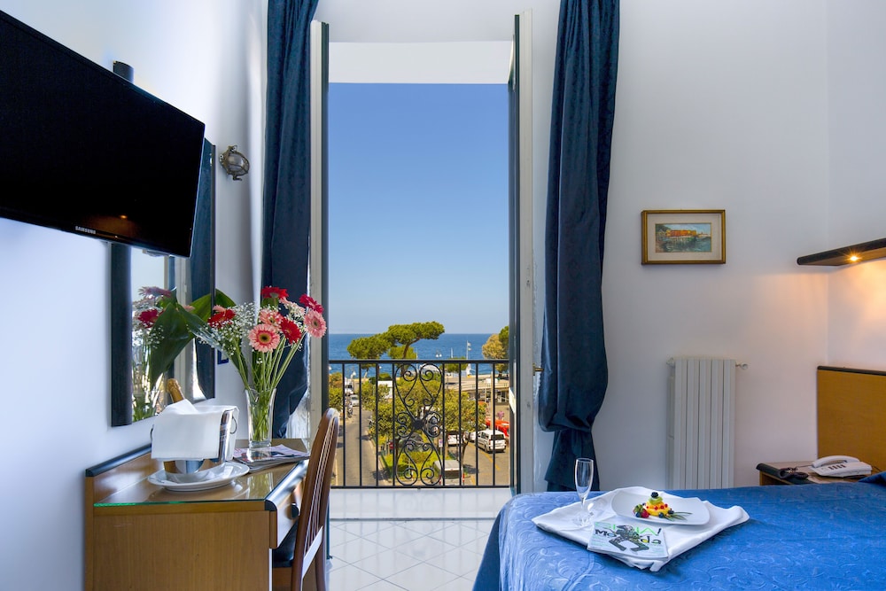Family Room, Balcony, Sea View - Photo 1