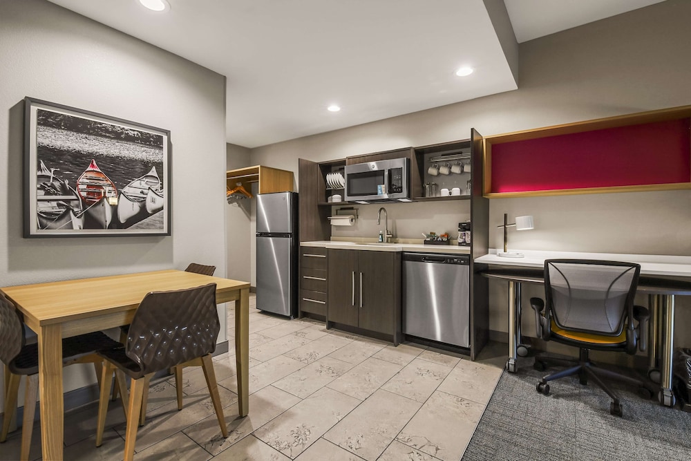 Suite, 1 King Bed, Accessible (Hearing) - Photo 2