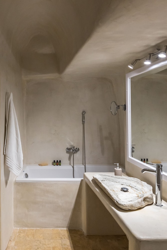 Superior Suite, Jetted Tub (Caldera View) - Photo 9