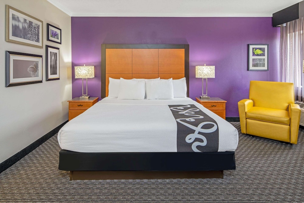 Room, 1 King Bed, Non Smoking - Photo 6
