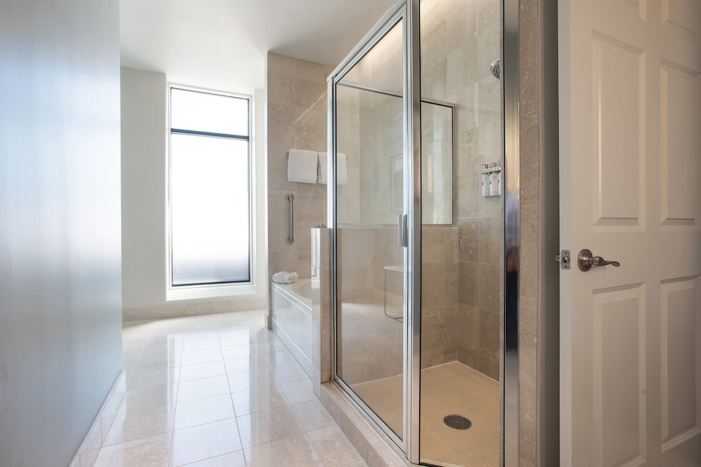 Presidential Suite, 1 King Bed, City View, Corner - Photo 7