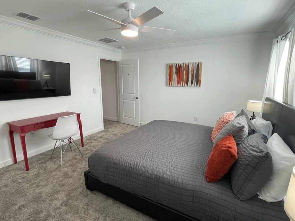 SL 4Br Walking Distance to Club, Photo 16