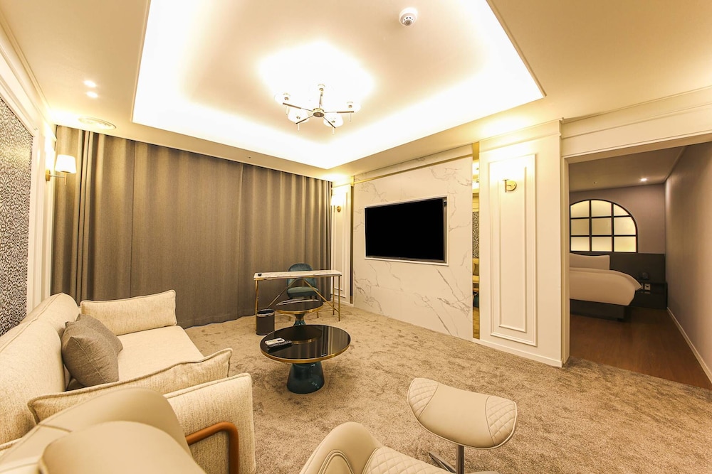 Executive Suite Family - Photo 7