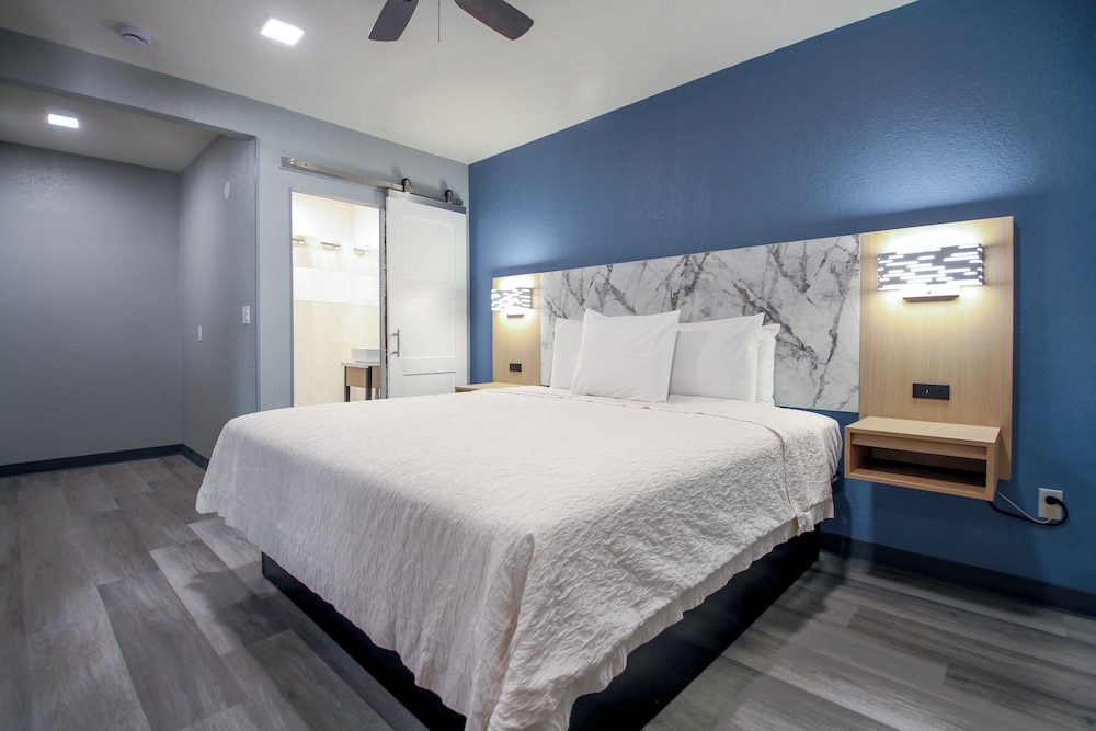 Deluxe Room, 1 King Bed with Sofa bed photo 1