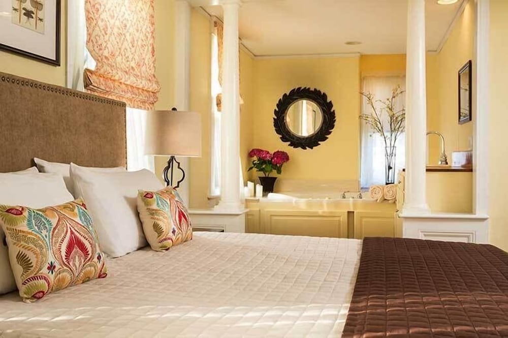 Romantic Suite, 1 King Bed, Jetted Tub, Courtyard View (Satterfield Suite) photo 2