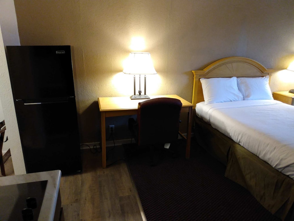 Room, 1 Double Bed, Non Smoking (Efficiency) - Photo 2