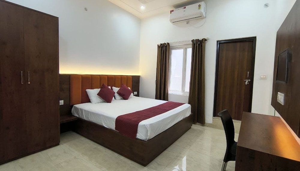 Deluxe Room AC