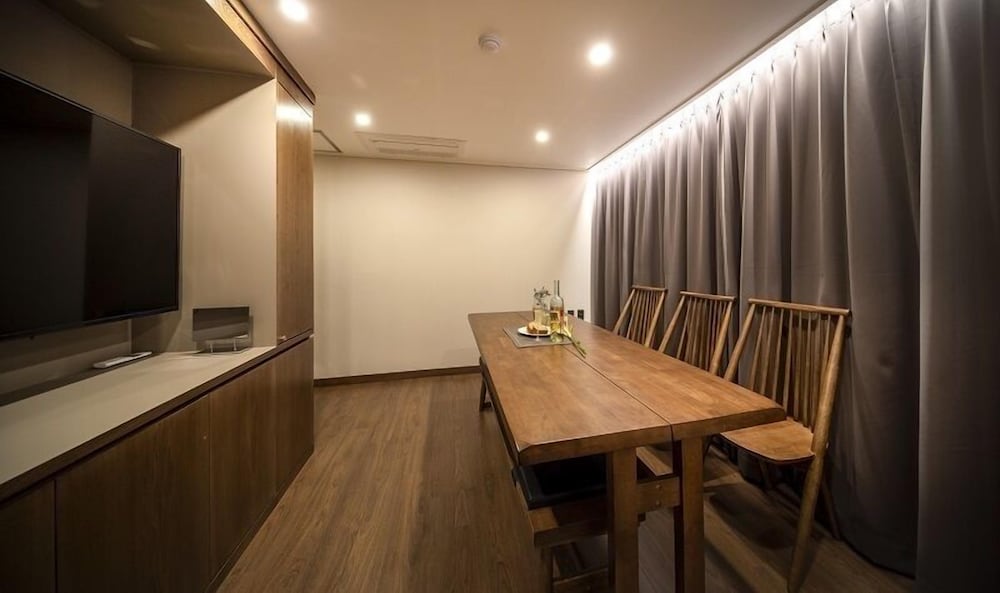 Luxury Suite - Photo 16