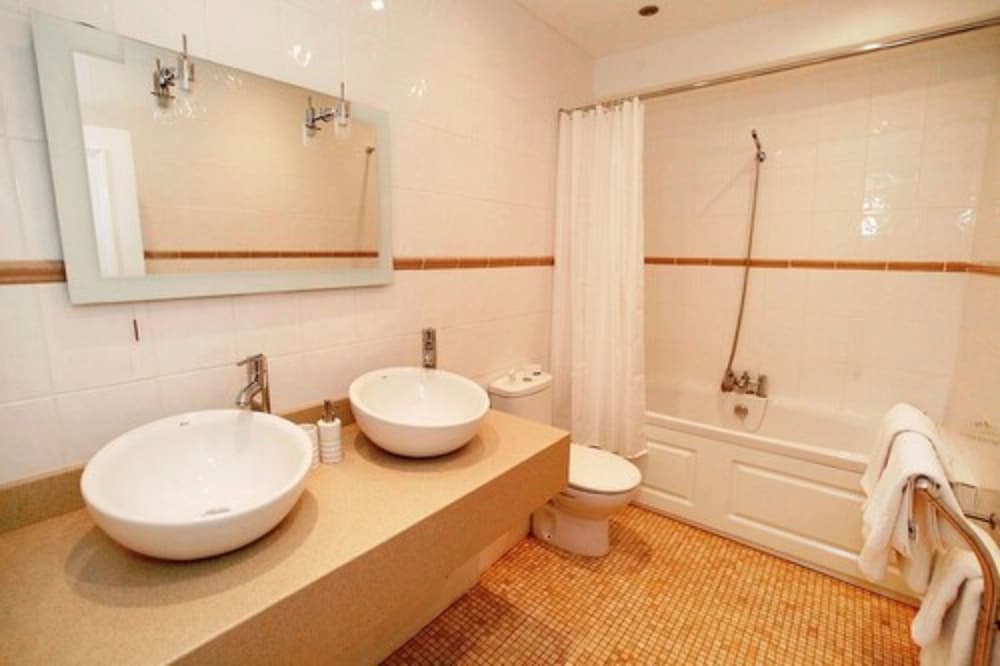 Luxury Suite, 1 King Bed, Private Bathroom photo 3