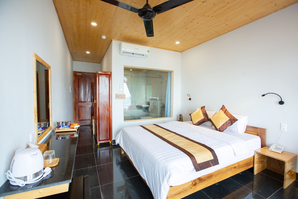 Deluxe Double Room, 1 King Bed photo 2