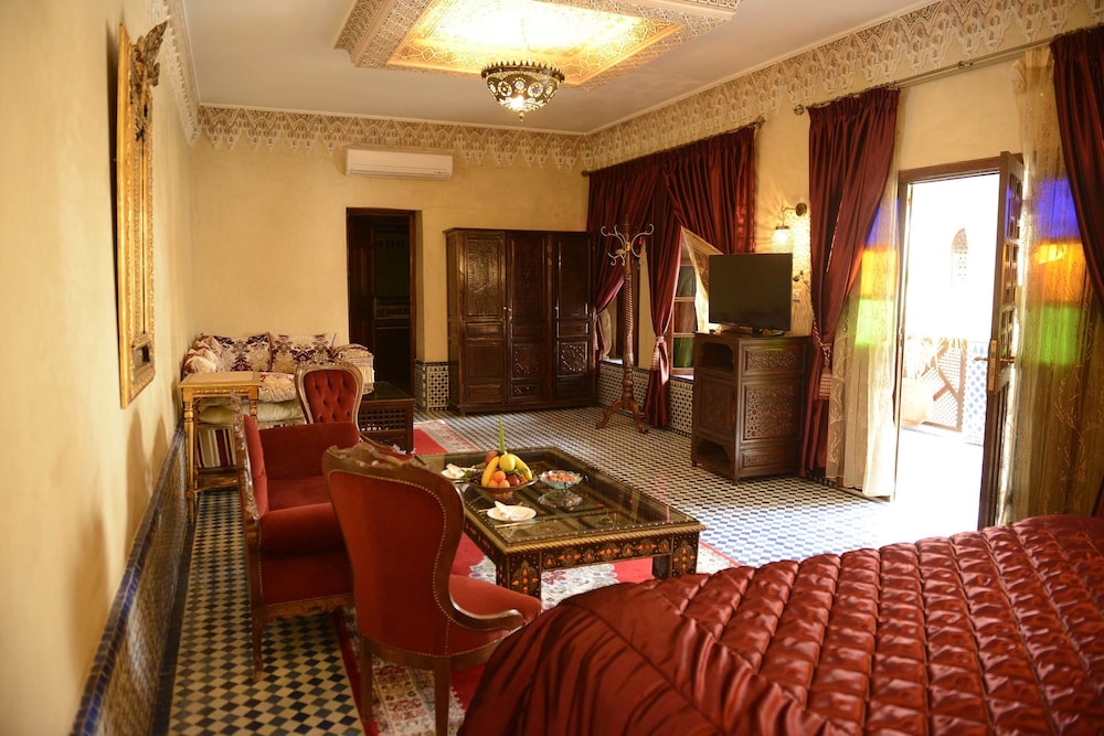 Deluxe Room - Photo 17