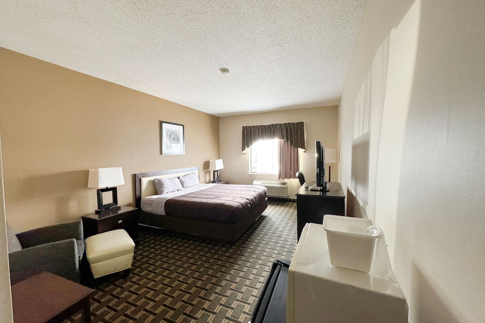 Room, 1 King Bed, Non Smoking - Photo 2