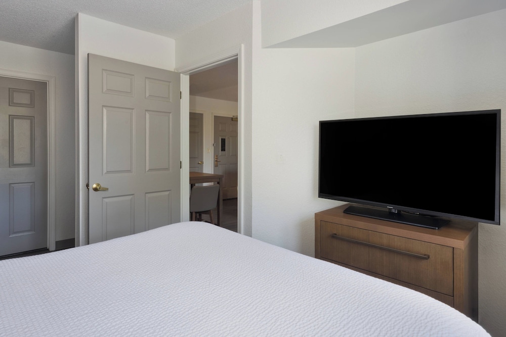 Suite, 1 Bedroom - Photo 2