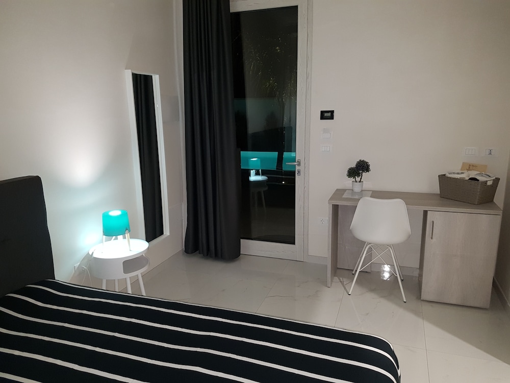 Deluxe Room, 1 Bedroom, Non Smoking, Pool View photo 1