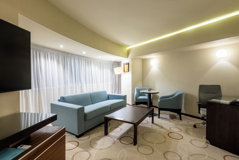 Executive Suite, 1 King Bed with Sofa bed photo 3