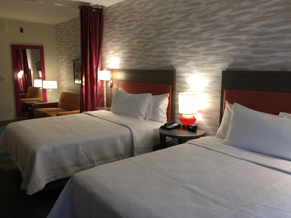 Studio, 2 Queen Beds, Accessible (Roll-In Shower) photo 3