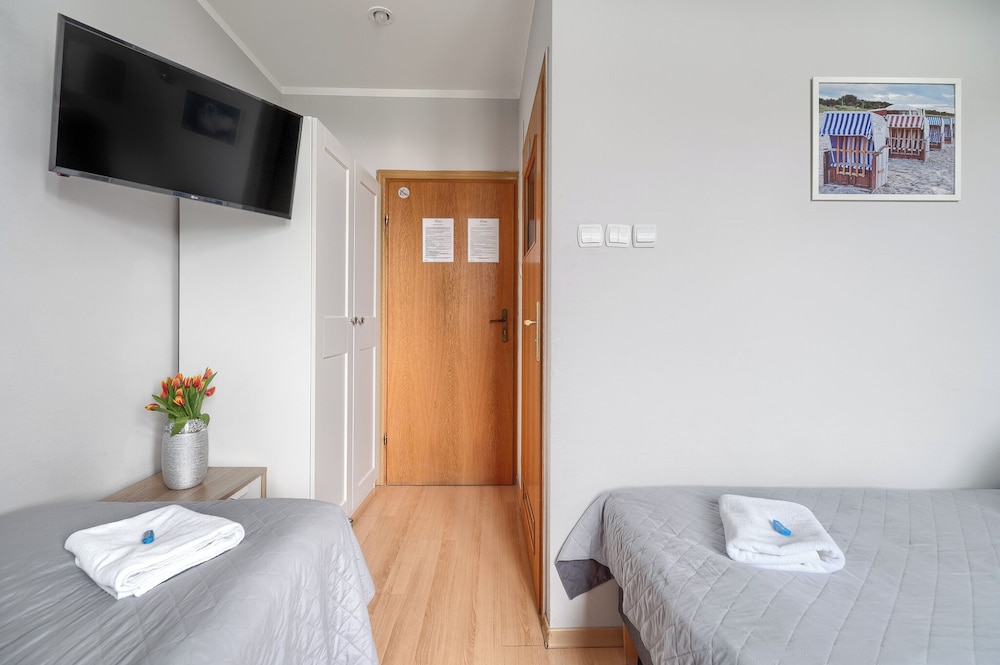 Standard Triple Room, 3 Twin Beds, Private Bathroom photo 2