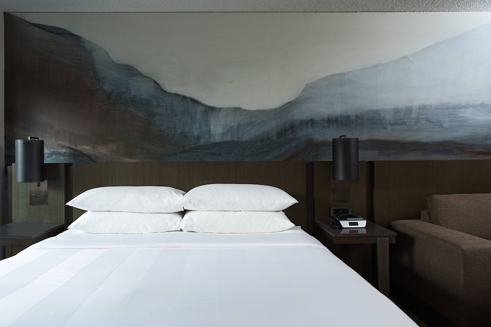Club Room, 1 King Bed - Photo 6