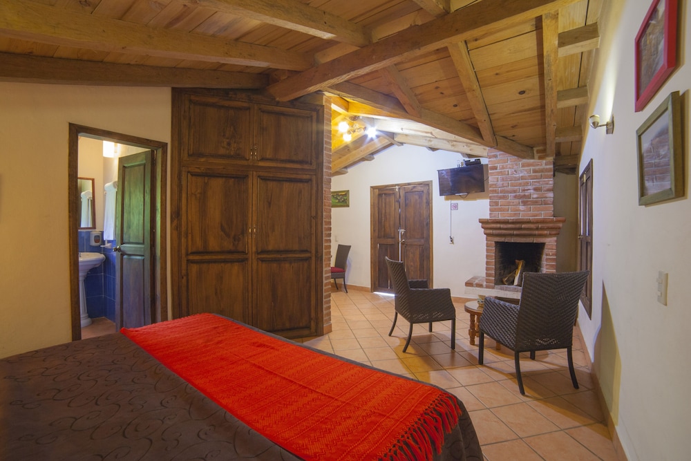 Deluxe Suite, 1 King Bed, Garden View photo 1