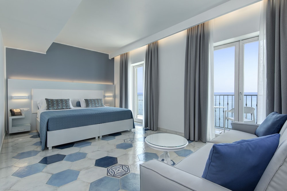 Superior Quadruple Room, Partial Sea View - Photo 1